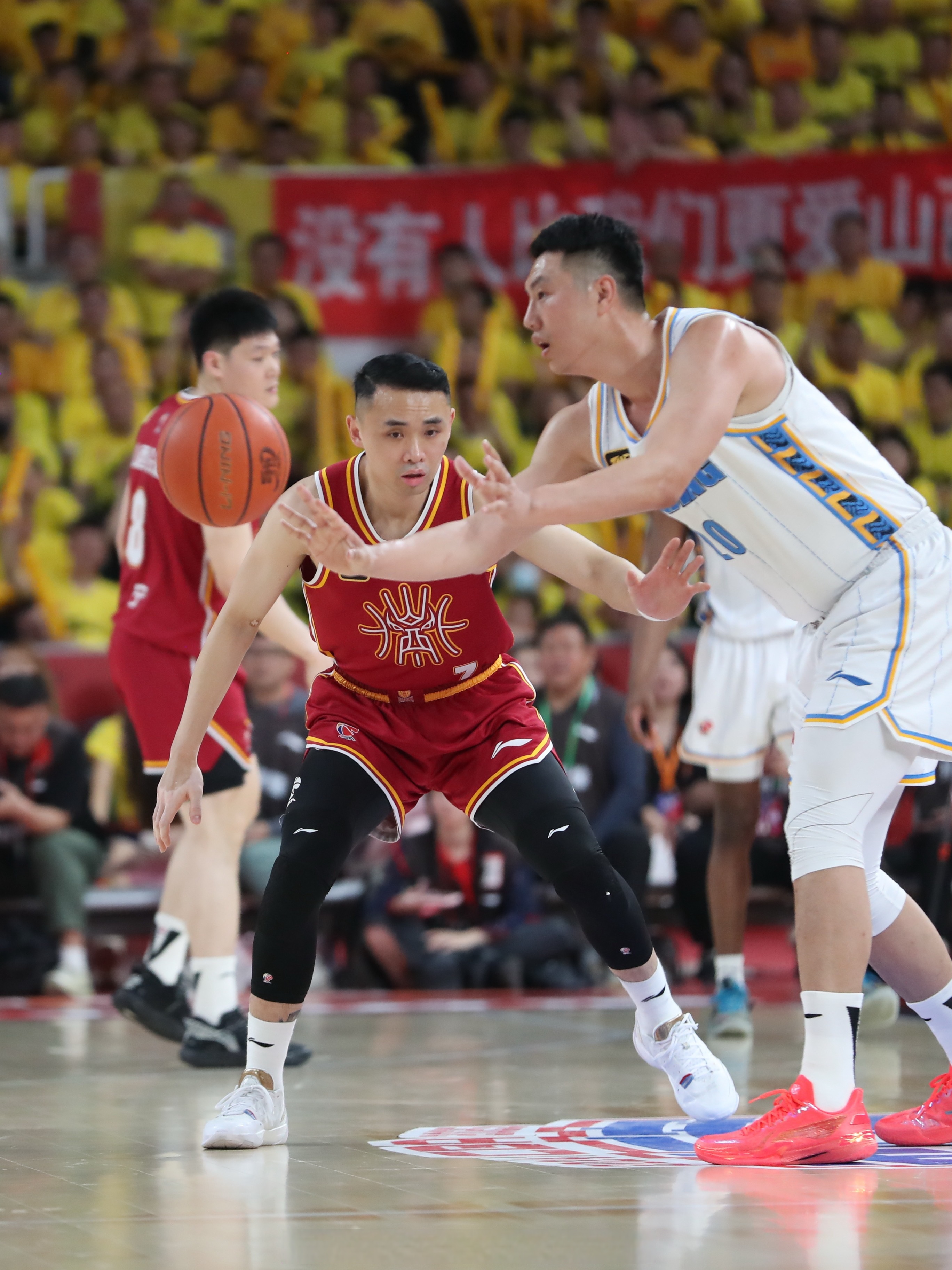 包含赛后体能课后；密尔沃基雄鹿门线救险备战欧联；赛场秩序良好；年轻球员得到机会的词条-爱游戏体育